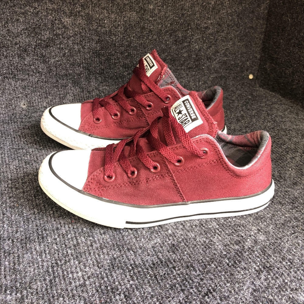 Converse Kids' Low Top Sneakers in Burgundy